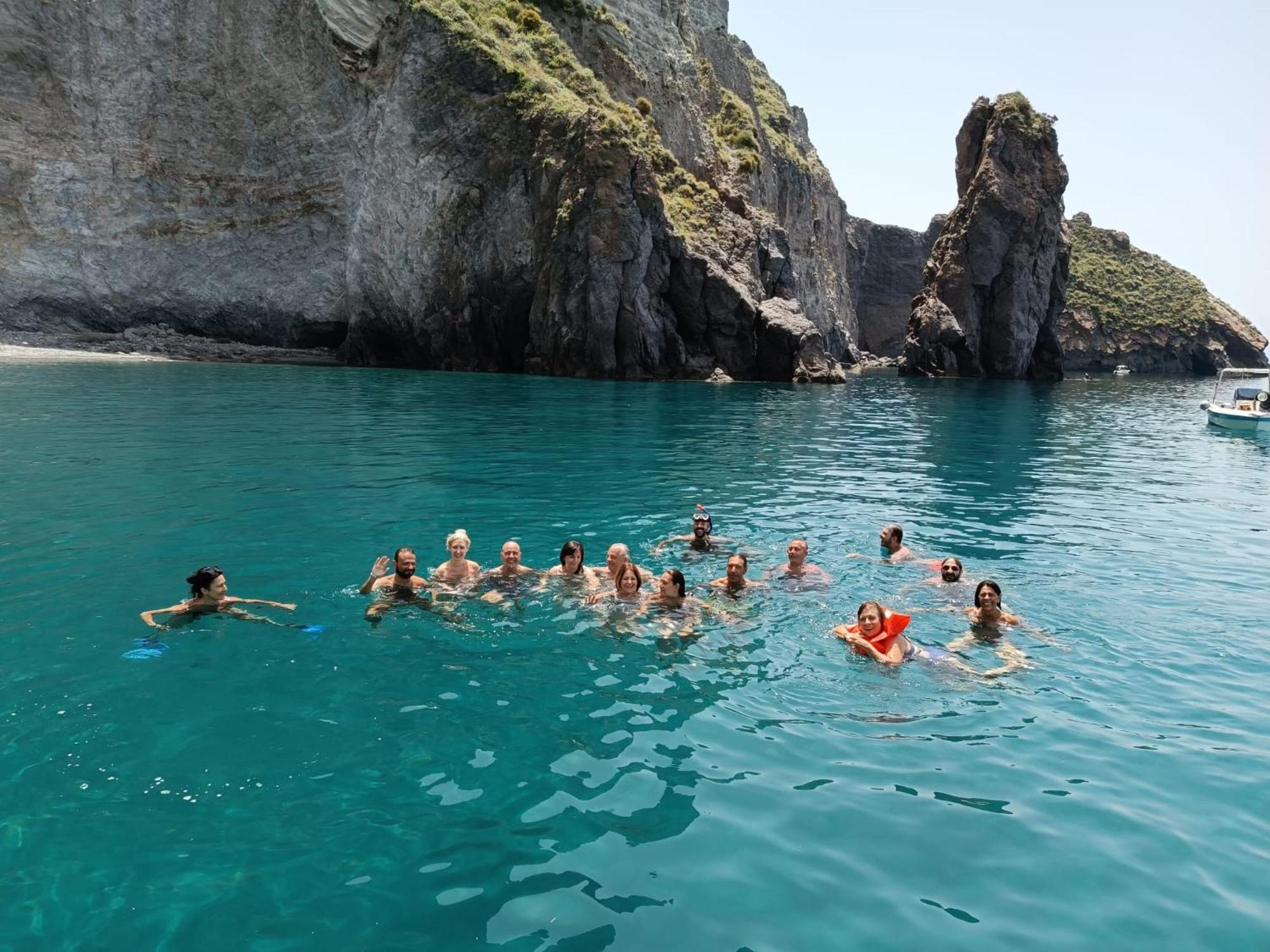 "Appartamento Del Mare Gliaca" Con Vista Isole Eolie,Ampia Terrazza,Wifi E Parcheggio Privato Gratuito Piraino Exterior photo
